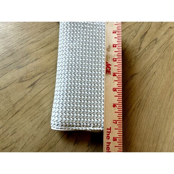 NWT VICTORIA'S SECRET The Victoria Wallet White Woven Coconut Texture Full Zip - Picture 6 of 14